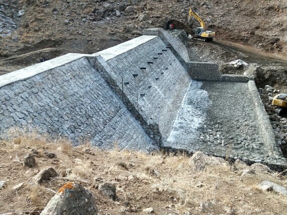پروژه آبخیزداری سازه سنگ و ملات روستای آزاد بر